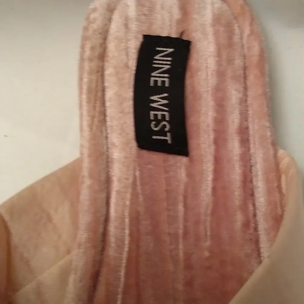 Nine west women's size 7/8 felt and satin thongs.